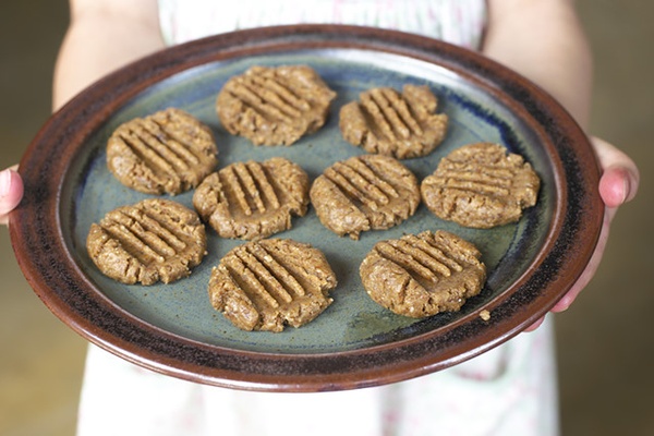 Raw & Healthy (Tasty Too!) Peanut Butter Cookies