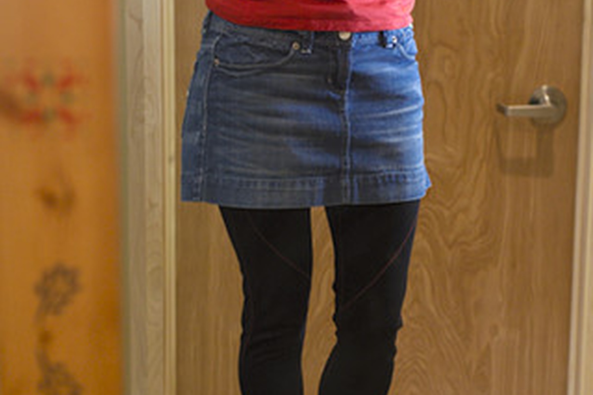 How to wear a denim skirt in fall and winter: This is how you can combine  the chic piece of clothing!