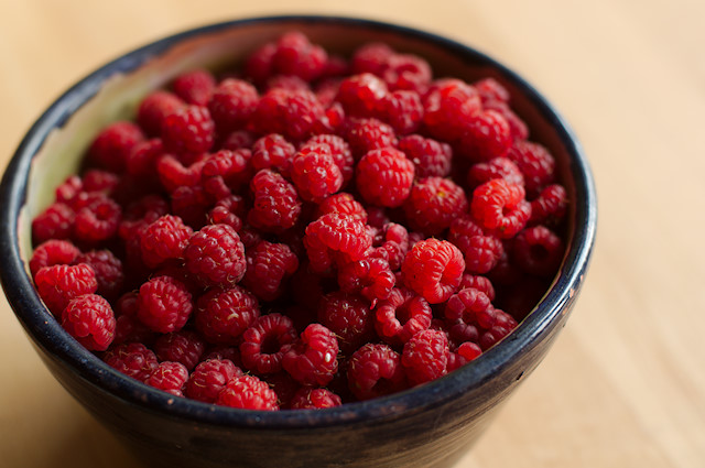 bowl of raspberries