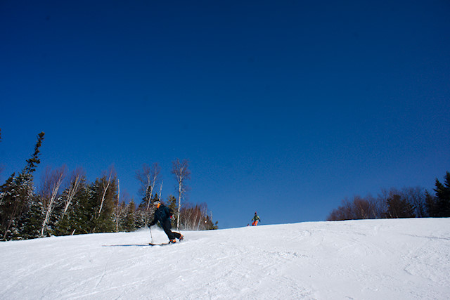 skiing pin rouge