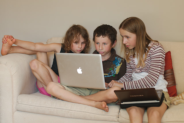 kids using apple computer