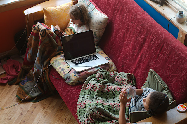 kids on couch with computer